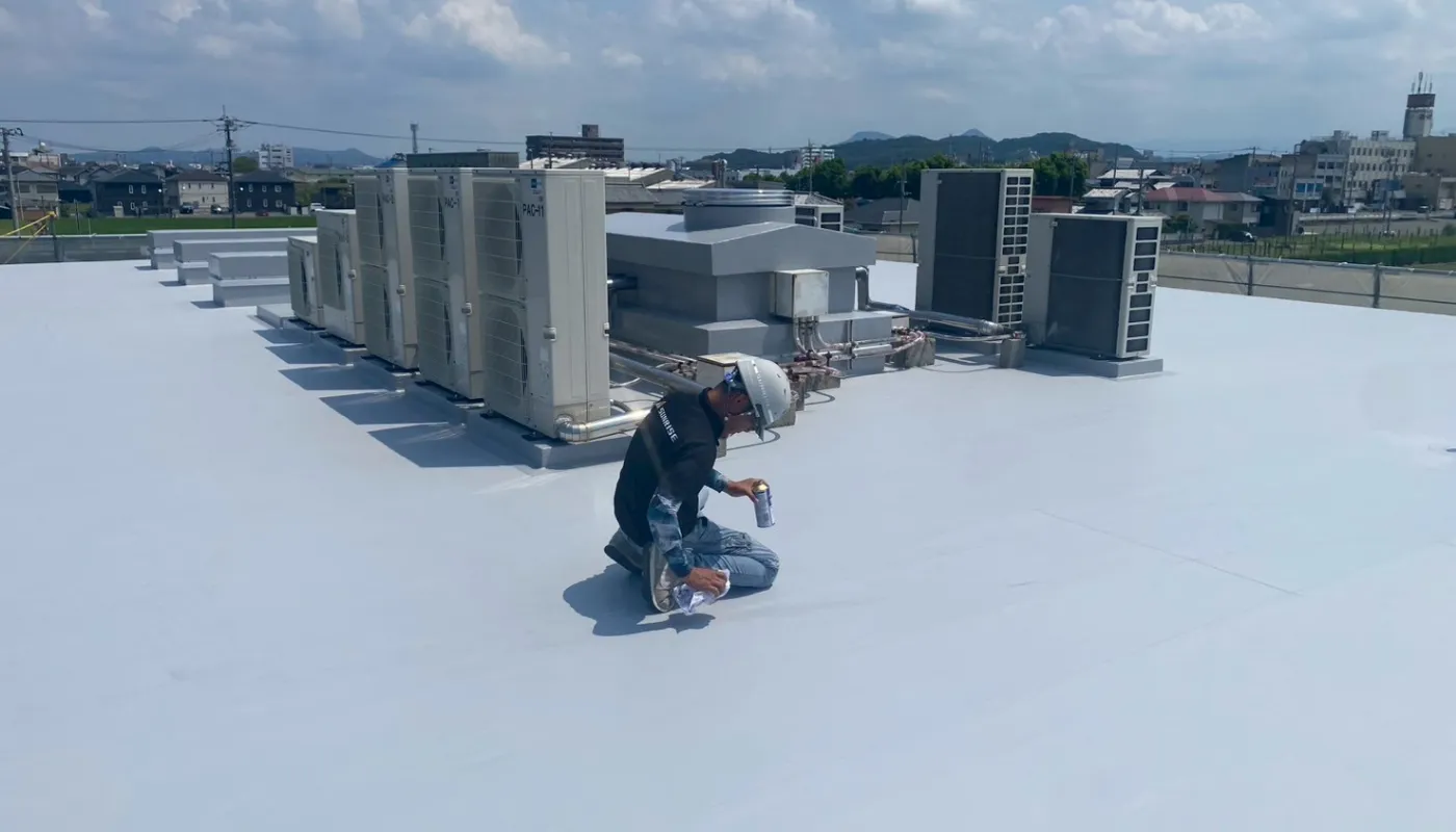 作業員が防水工事をしているところ