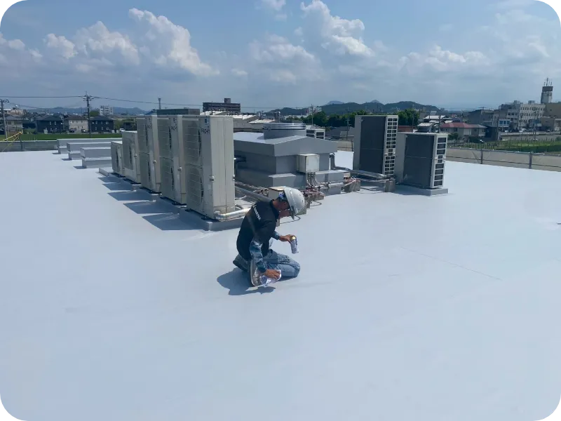 作業員が防水工事をしているところ